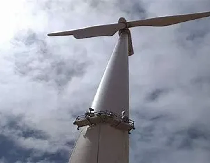 Mât d'éolienne en maintenance